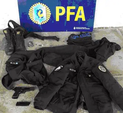 Llevaba puesto uniforme de Policía pero era un impostor