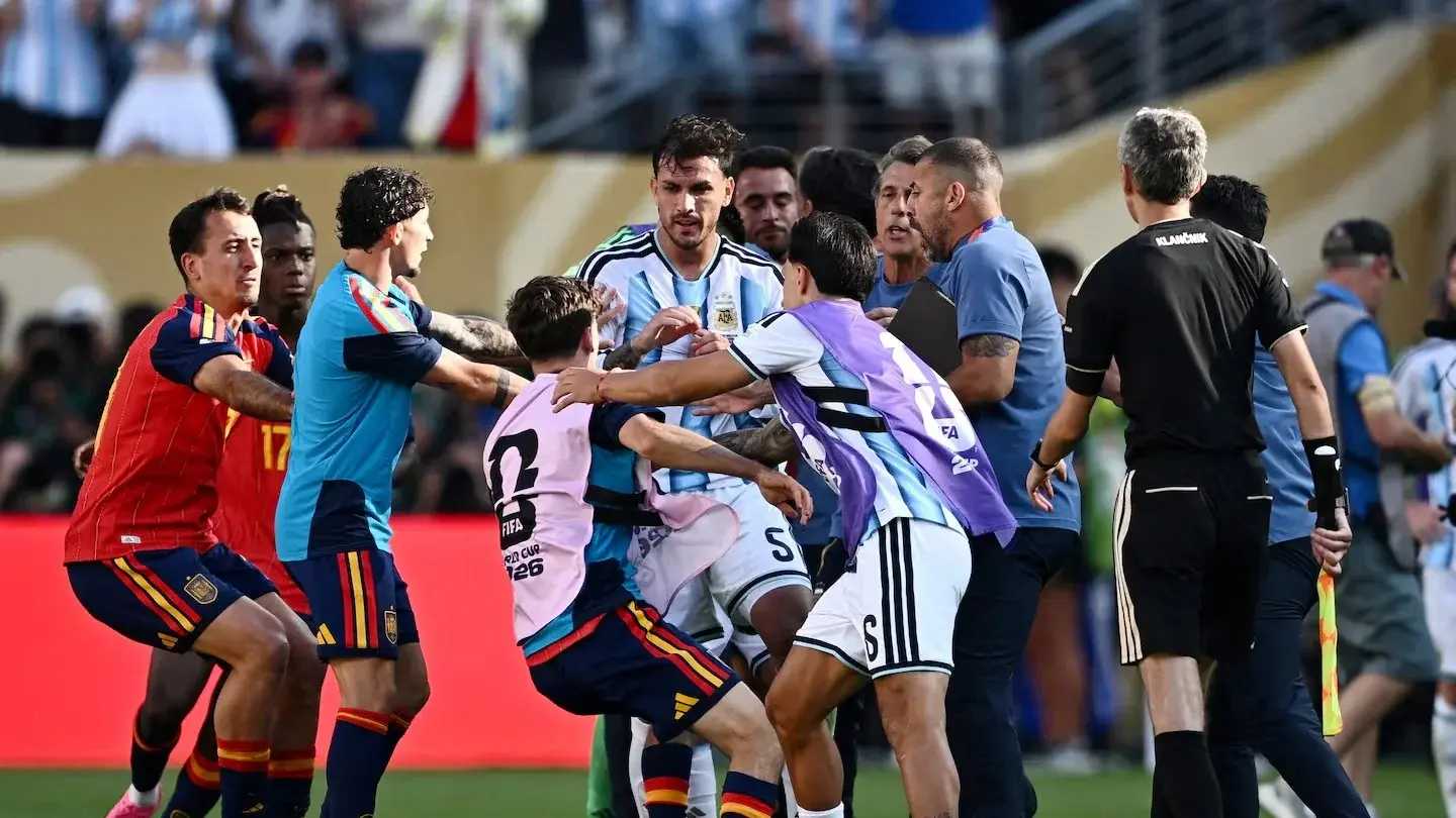 La FIFA sancionó a Leandro Paredes con 10 partidos por su pelea y multó a Argentina por la bandera de Malvinas