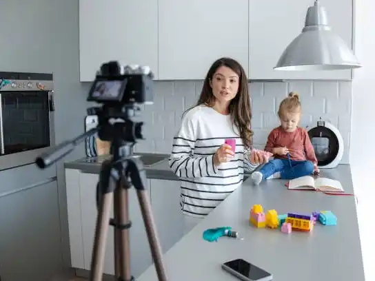 Momfluencers: la maternidad convertida en una fuerza de influencia económica y emocional