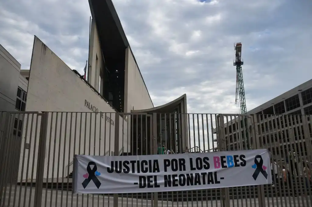 La bandera que colocaron los padres de las víctimas frente al edificio de Tribunales, en el primer día de juicio por las muertes en el Neonatal de Córdoba.