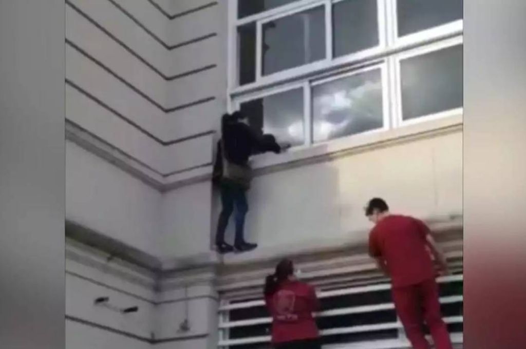 Se trepó para “ver” a un pariente con Covid-19 que estaba aislado