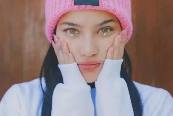 Segundo round: Emilia Mernes intimó a otra emprendedora, esta vez por vender brillitos