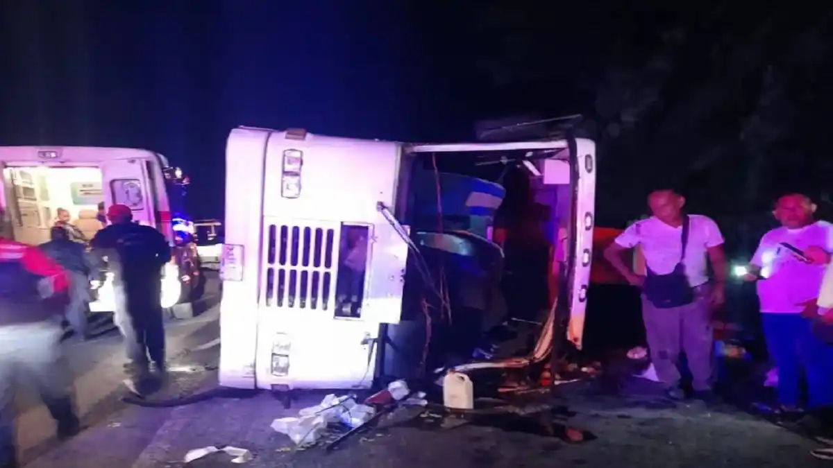 PIEDRAS EN LA VÍA provocan vuelco de autobús repleto de niños de una banda show en La Victoria