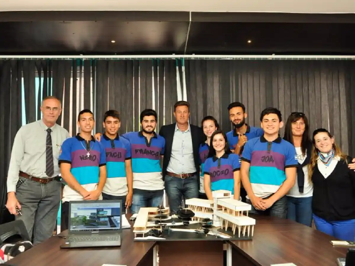 Estudiantes del Ipet 50 presentaron al intendente el proyecto "Complejo Oasis"