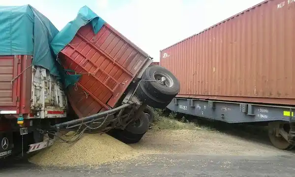 Un tren chocó un camión en el cruce de Ruta 20