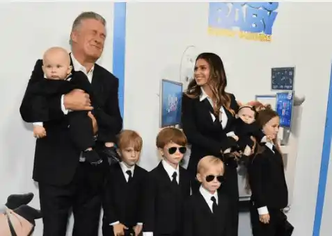 Su familia ha sido un importante apoyo para Alec Baldwin. Foto AFP