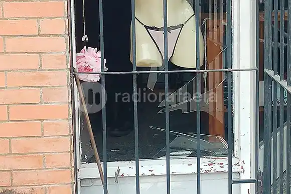 “Los vecinos estamos cansados”: reventaron un vidrio y robaron en una lencería del barrio Fátima