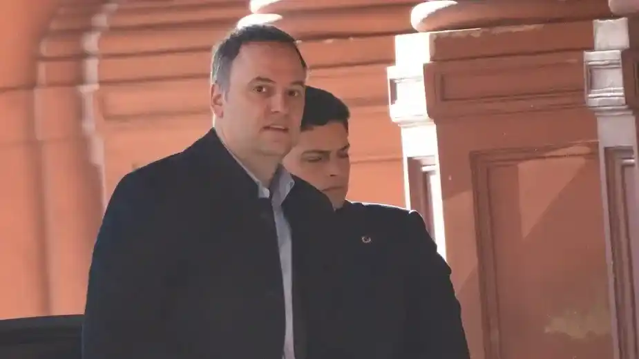 La Justicia ordenó allanamientos y amplía la investigación por los vuelos de Adorni.