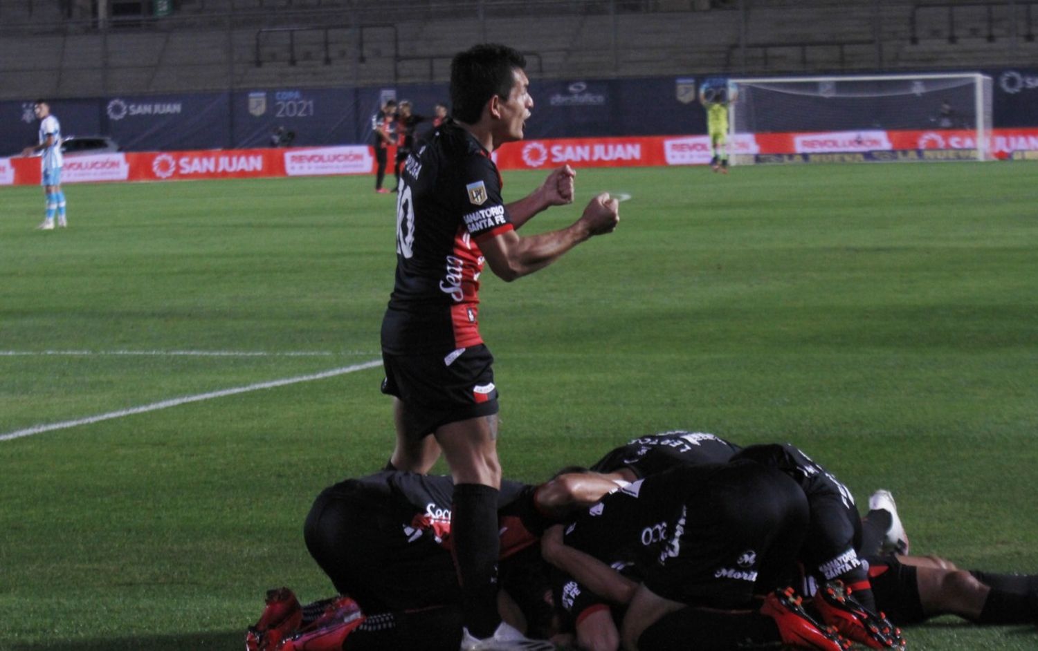 Cólon hizo historia: Derrotó a Racing 3 a 0 y es campeón por primera vez