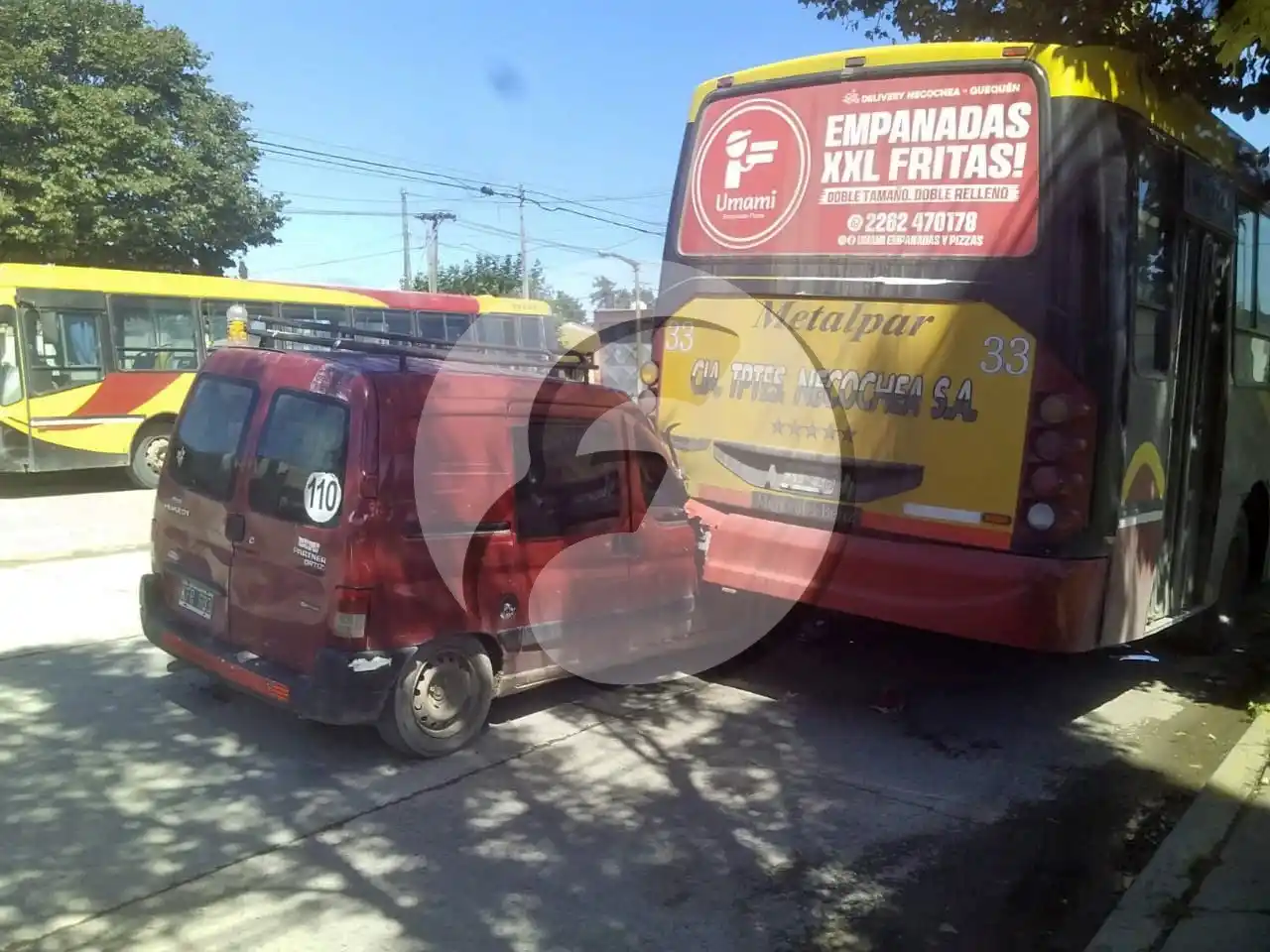 Un utilitario chocó contra un colectivo