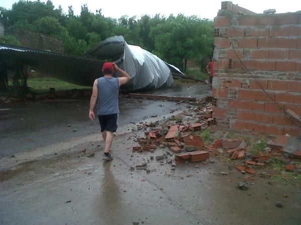 Arrecifes: Graves daños y voladuras de techo tras el temporal 