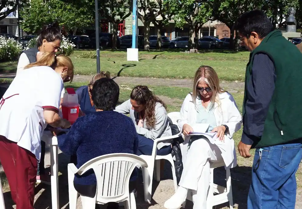 Controles gratuitos de glucosa en la Plaza Dardo Rocha,