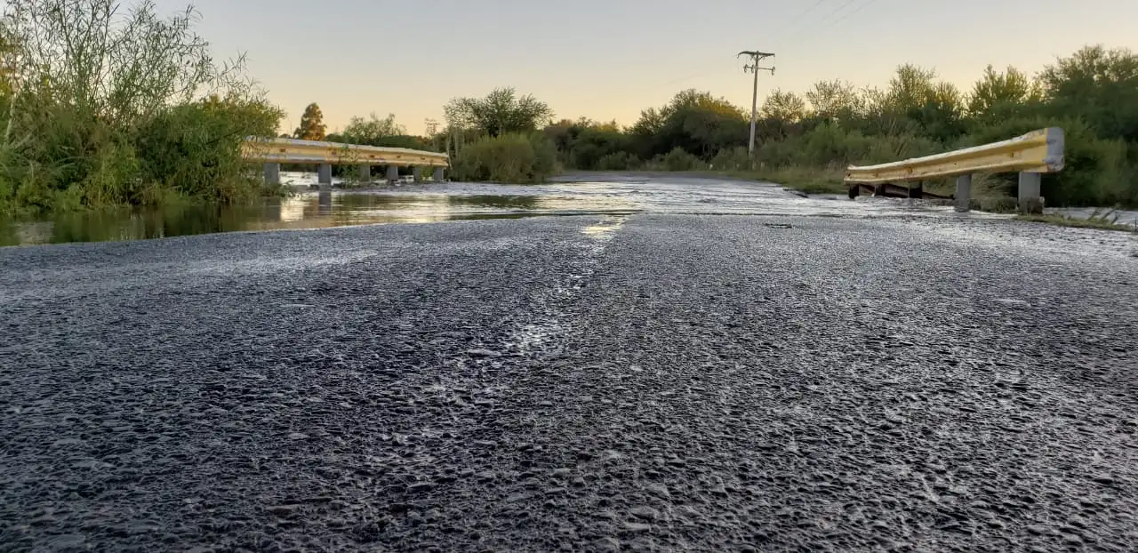 Alertan por el deterioro y la posible caída del puente del arroyo La Capilla