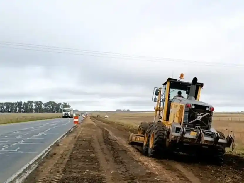 Una máquina trabajando en la ruta 3.