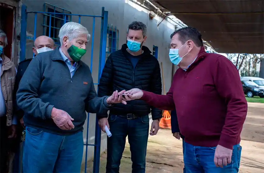 El Municipio entrega botones de alerta a centros de jubilados