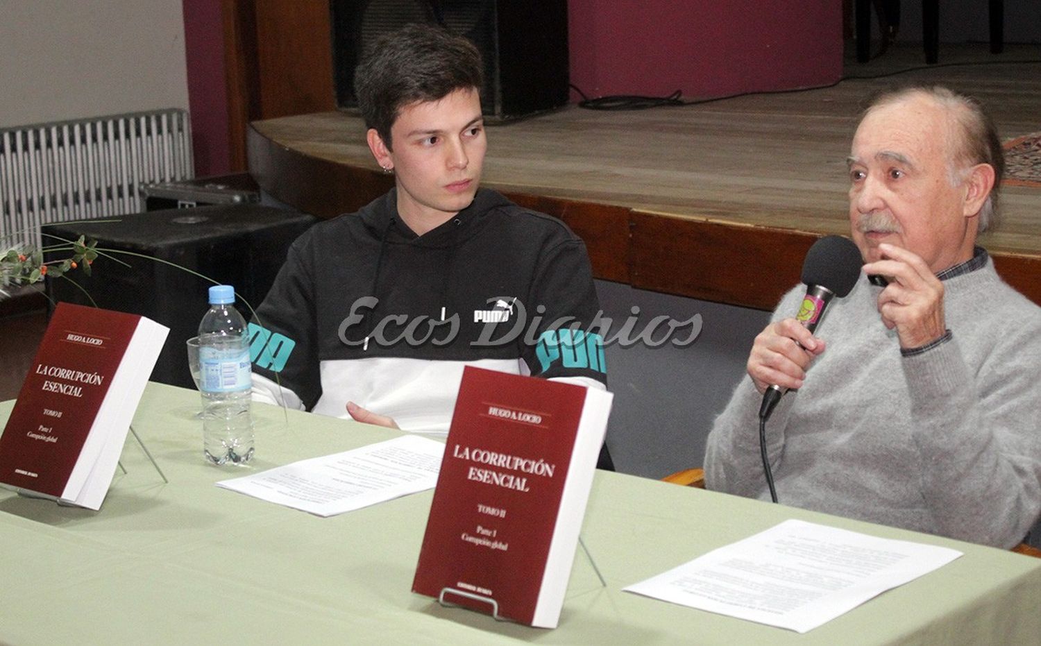 Presentación. Hubo Locio expone, acompañado por nieto Francisco