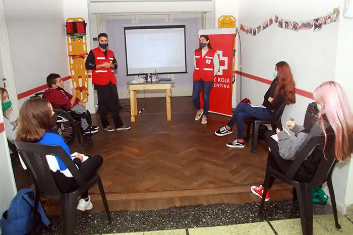Interés de niños y jóvenes en el curso de primeros auxilios