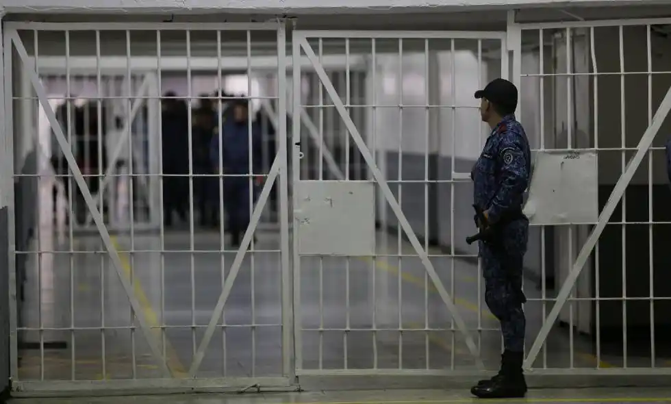 MOTÍN EN CÁRCEL COLOMBIANA: presos tienen a varios guardias de rehenes