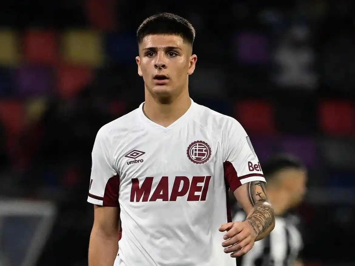 Thomas de Martis haciendo su estreno profesional con Lanus