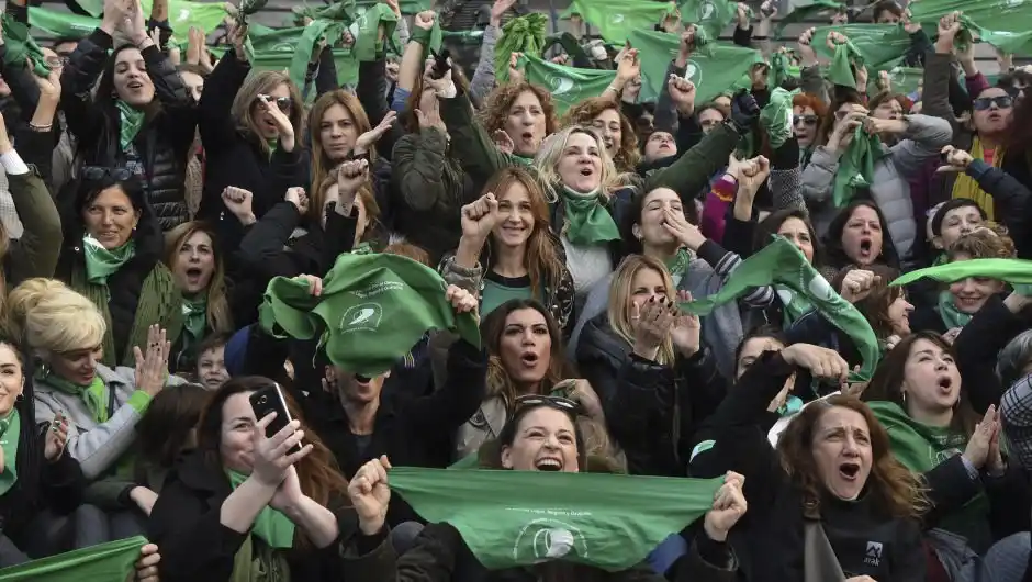 ACUERDO ENTRE PERONISTAS Y OPOSICIÓN: Argentina aprueba la Ley de Aborto Legal, Seguro y Gratuito