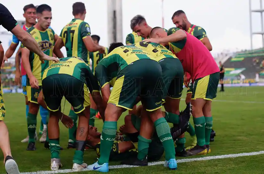Aldosivi y Central Córdoba juegan un duelo vital por la permanencia