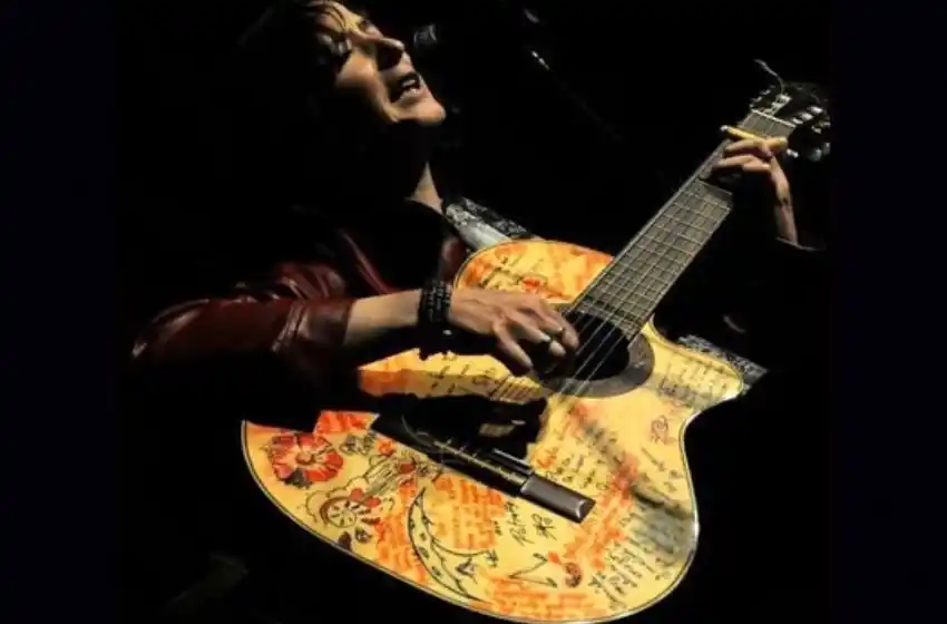 Le robaron la guitarra que usaba para trabajar: "Si la ves denunciá, no la compres"