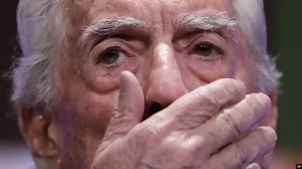 Vargas Llosa critica al «vergonzoso» Congreso peruano y respalda a Vizcarra tras crisis