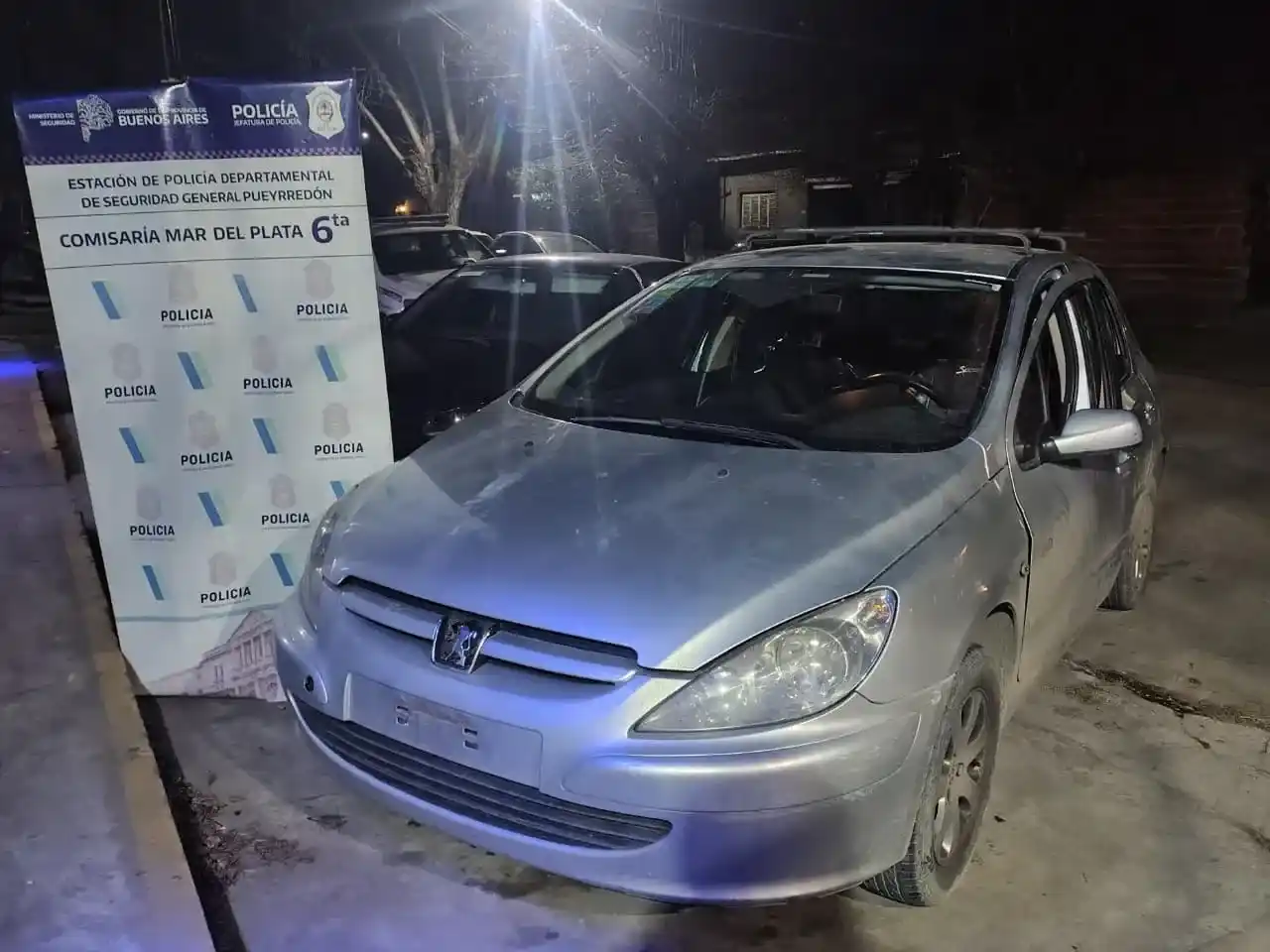 Recuperan un auto robado tras un allanamiento en Villa La Palangana