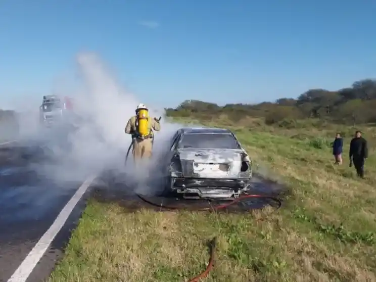 Incendio total de un auto en Ruta 12