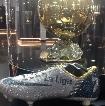 Los botines del deportista están llenos de cristales