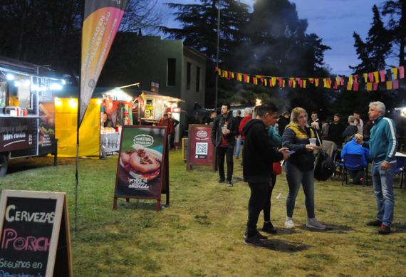 Las condiciones climáticas marcaron el debut de la tradicional fiesta de la cerveza en la isla del Lago