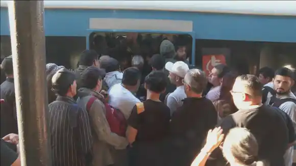 "Arreglen esto o van a empezar los disturbios": la advertencia de pasajeros del tren Sarmiento en otra jornada de caos