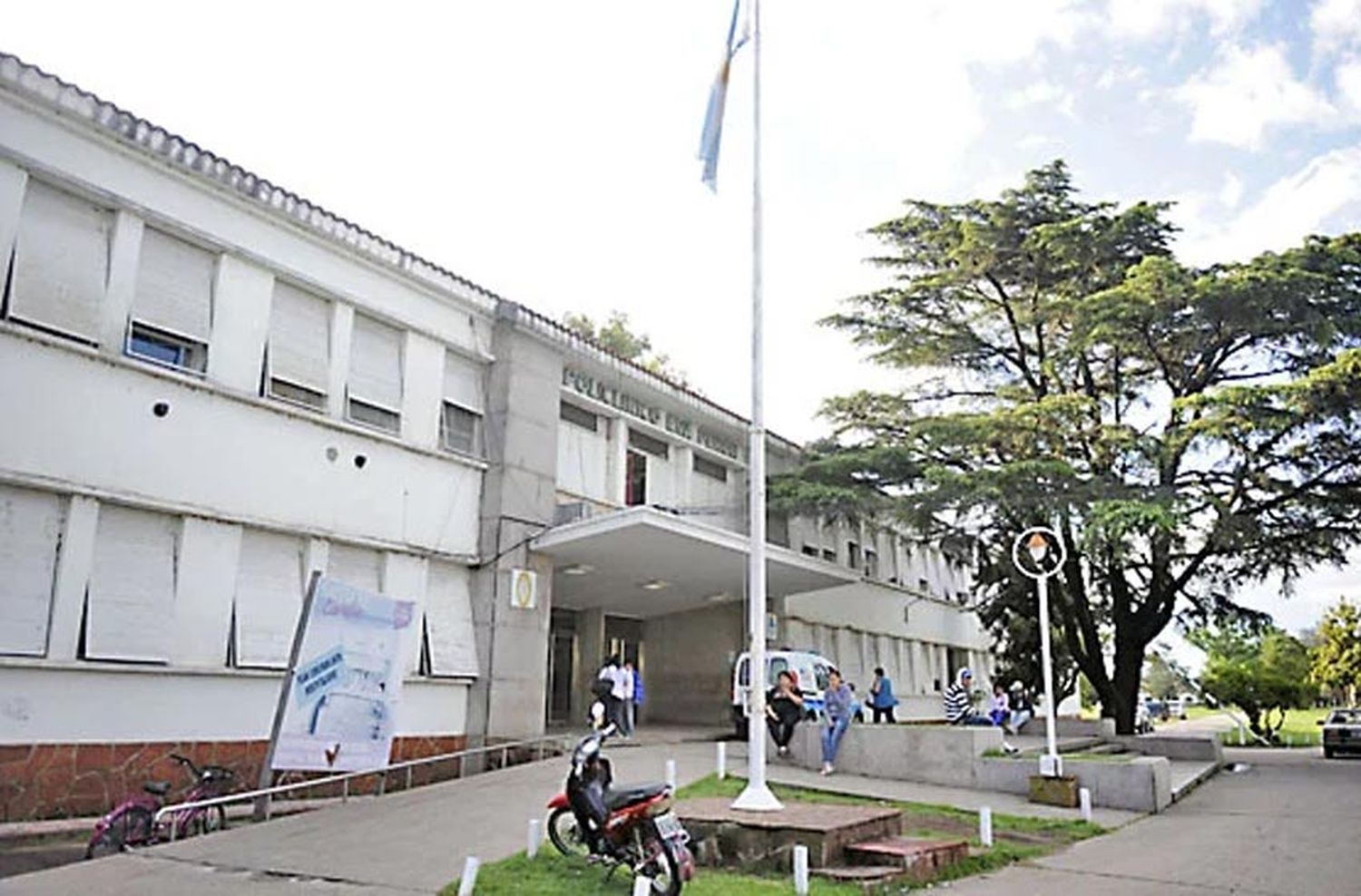Con vidrios rotos y sin aire acondicionado: la denuncia de un paciente por el estado del Hospital Eva Perón