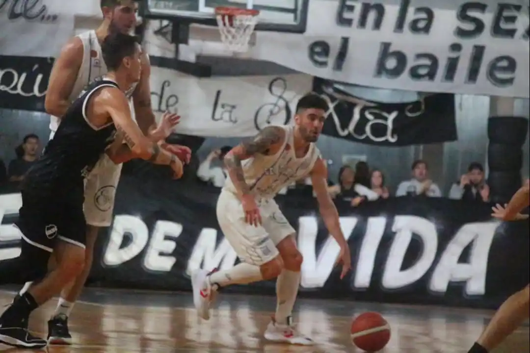 Centenario se llevó un duro partido ante Temperley en Rosario para estirar su invicto. Foto: Lautaro Girard