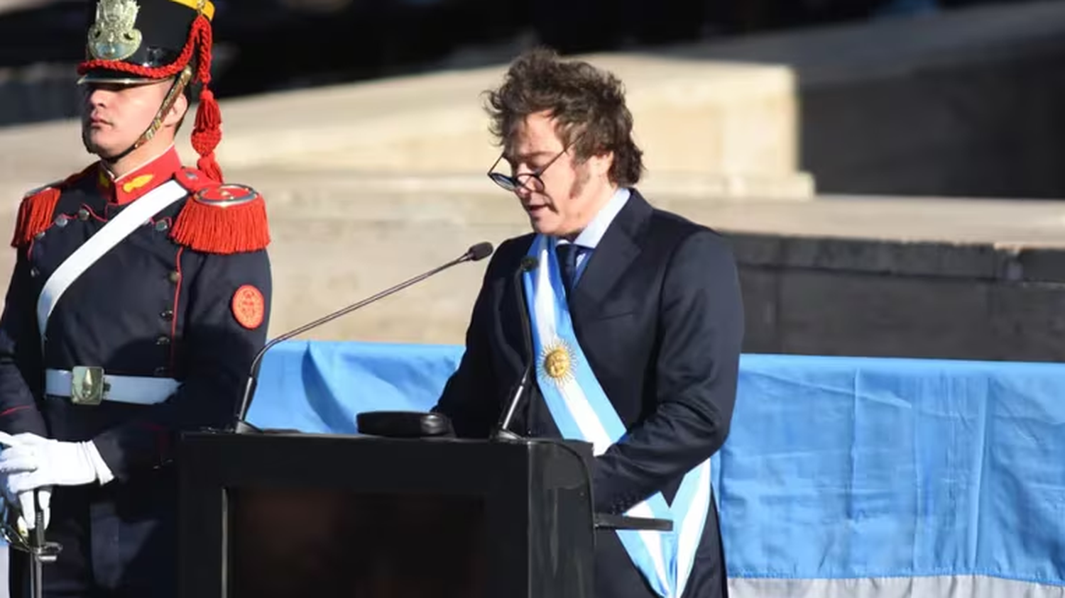 Javier Milei en Rosario, durante el acto por el Día de la Banera. Foto: Leo Galetto