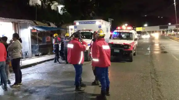 UNA PERSONA MUERTA y varias niñas heridas tras caer árbol sobre viviendas en Aragua