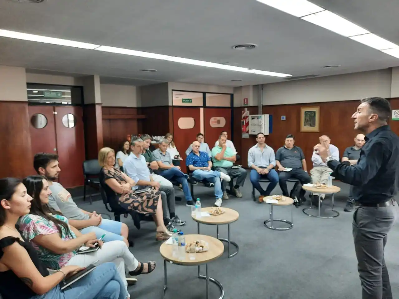 El consultor Carlos Sosa brindó una disertación que fue seguida con sumo interés por los participantes.