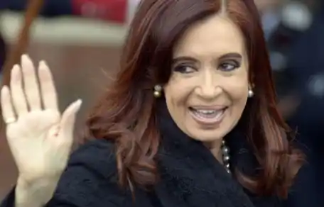 Cristina se mantiene activa y alienta el misterio del regreso