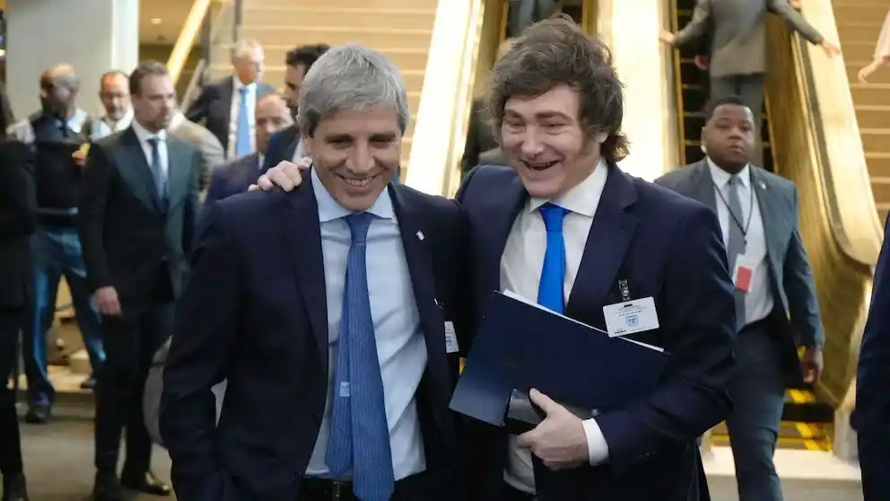 El presidente Javier Milei junto al ministro de Economía, Luis Caputo. (@JMilei)