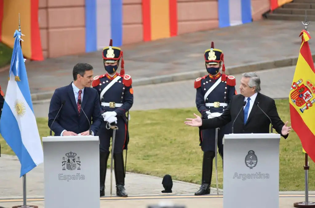 Fernández recibió el respaldo de Pedro Sánchez ante el FMI