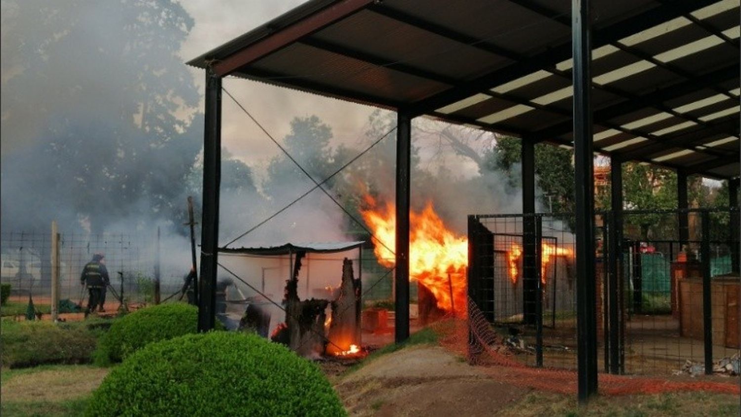 Rosario: se incendió un sector del Rosedal en pleno parque Independencia