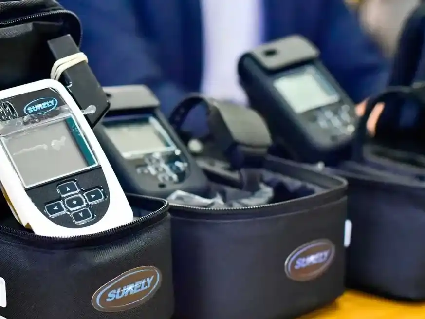 Las tobilleras refuerzan las medidas de distancia ordenadas por la Justicia.