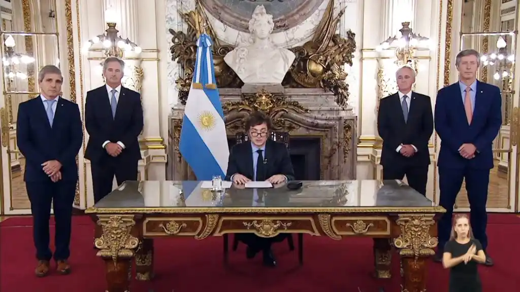 Cadena nacional. Milei junto a parte de su equipo económico, al realizar los anuncios