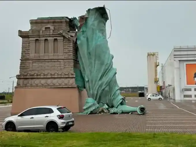 Vientos de hasta 90 km por hora derrumbaron una réplica de la Estatua de la Libertad en Brasil