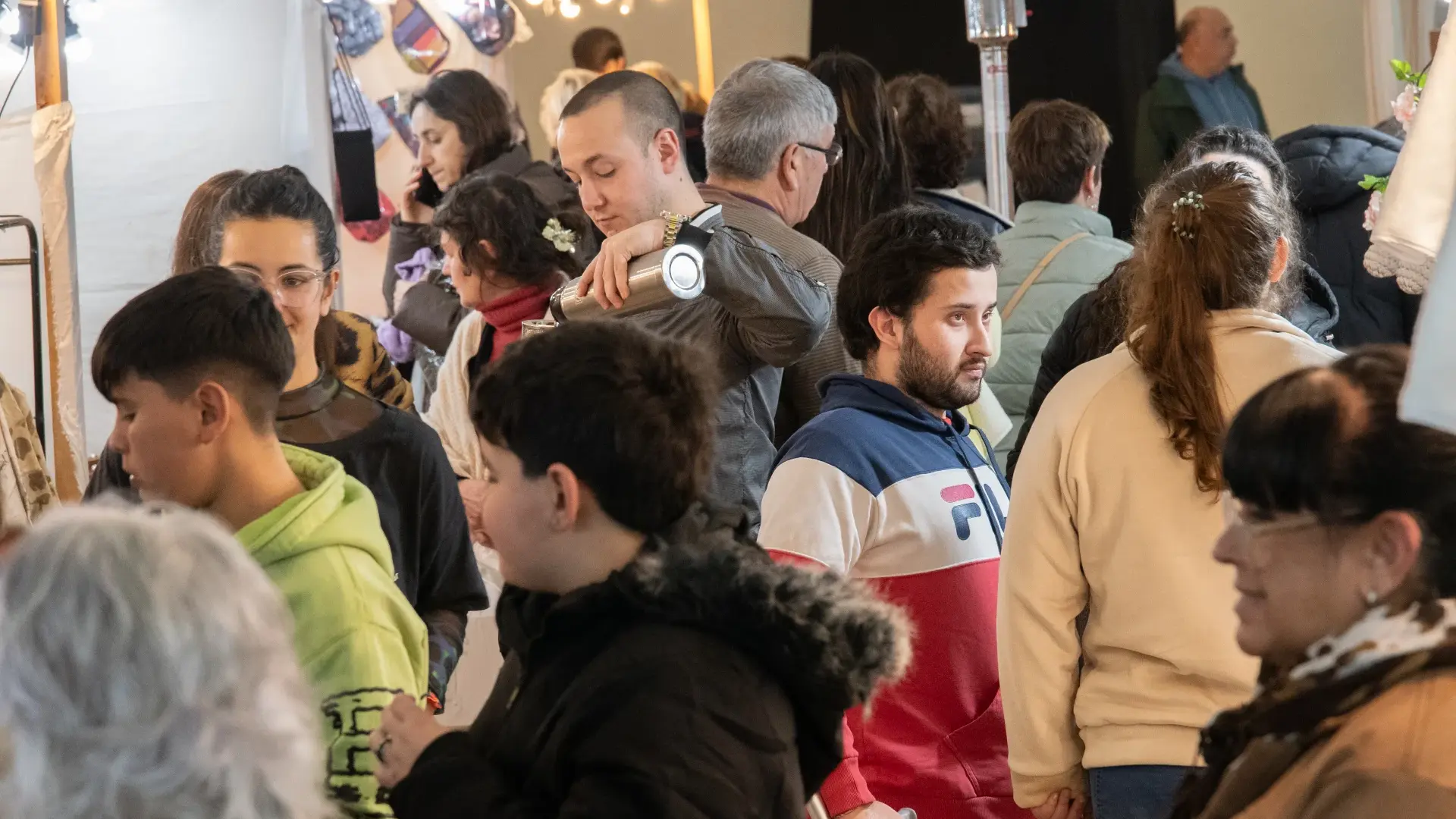 La 26º edición del tradicional encuentro congrega en el Polideportivo Municipal a destacados hacedores locales y exponentes de todo el país. Frente a los desafíos económicos, la muestra se afianza como un refugio de calidad, trabajo colectivo y preservación de oficios que ya es un clásico del invierno