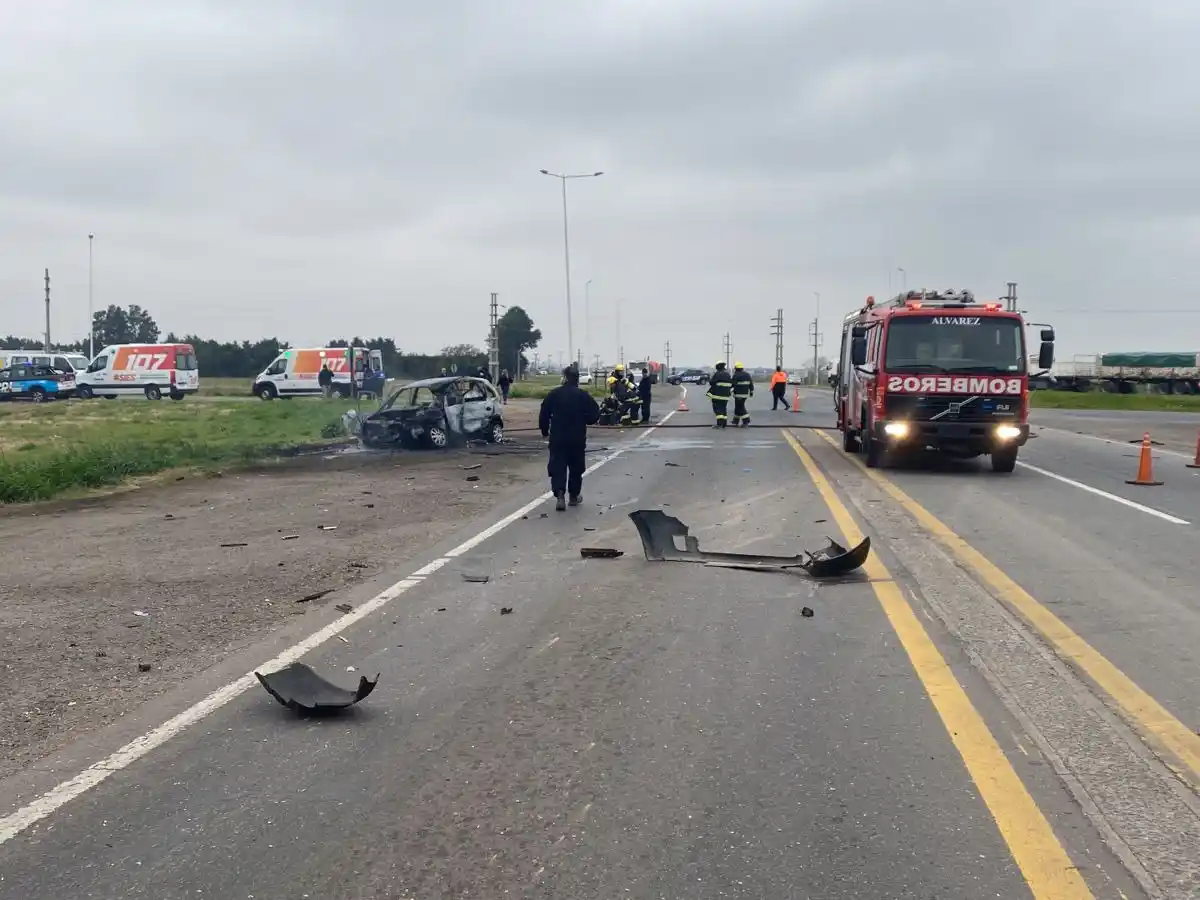 Una mujer murió y otras dos personas resultaron heridas tras un choque entre un camión y un auto en Piñero.