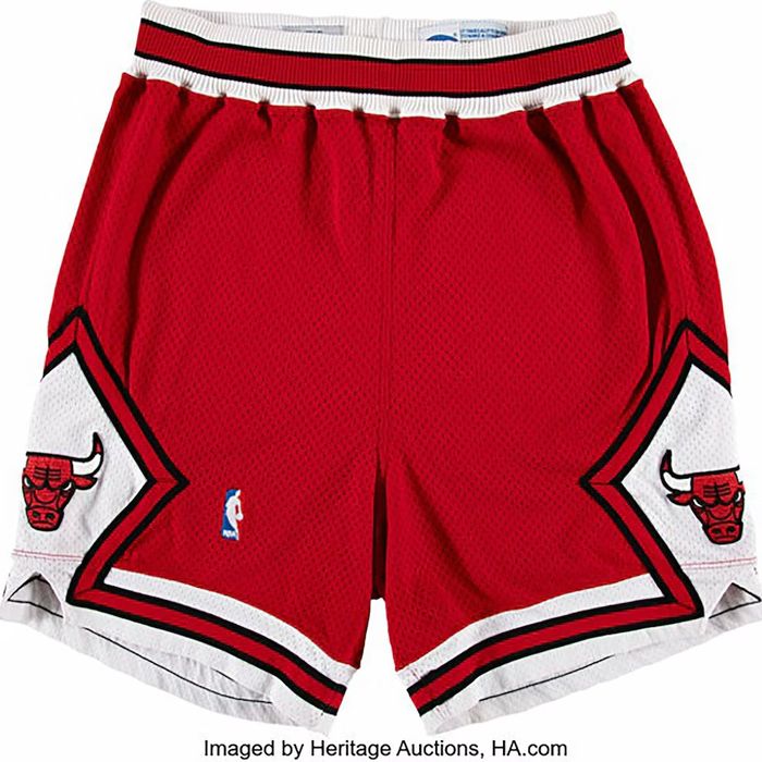 Una vista trasera del short de juego de Jordan (Heritage Auctions)