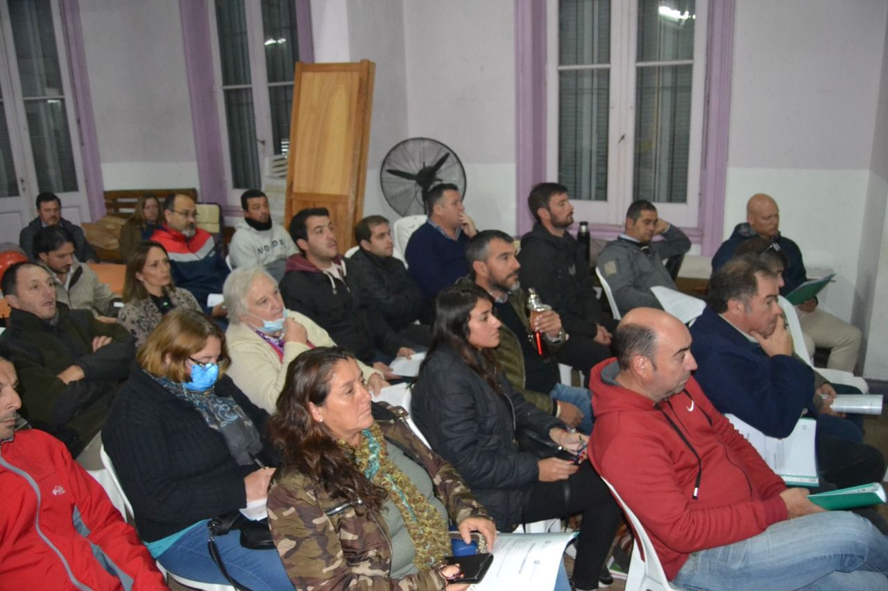 Representantes de clubes y profesores se dieron cita en la sede de SEPACC para una charla informativa brindada por el Municipio.