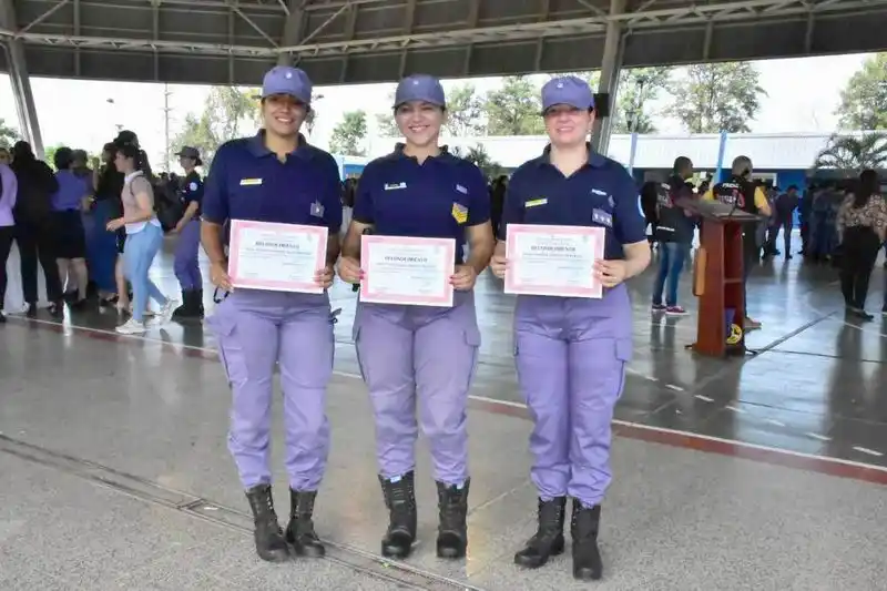 8M: La Policía agasajó al
personal femenino en su día
