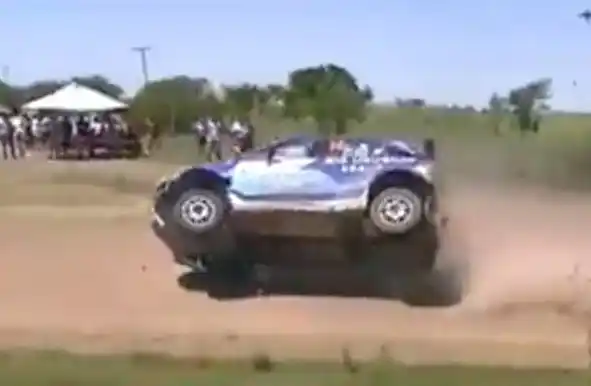 El Piojo López volcó a bordo de un auto del Rally Argentino
